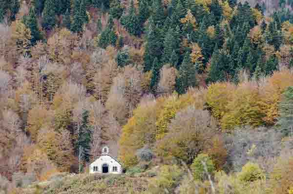 Reyno de Navarra - selva de Irati 05 - ermita de Ntra. Sra. de las Nieves.jpg